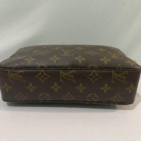 Louis Vuitton Cosmetic Pouch Trousse Toilette 23 - Picture 2 of 14